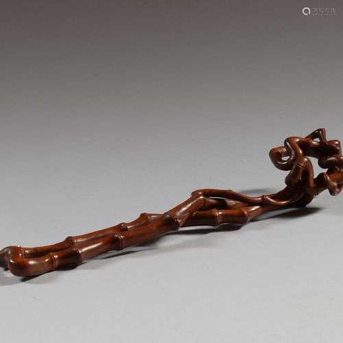 CHINE Sceptre en bois sculpté imitant le bambou. XIXème XXèm...