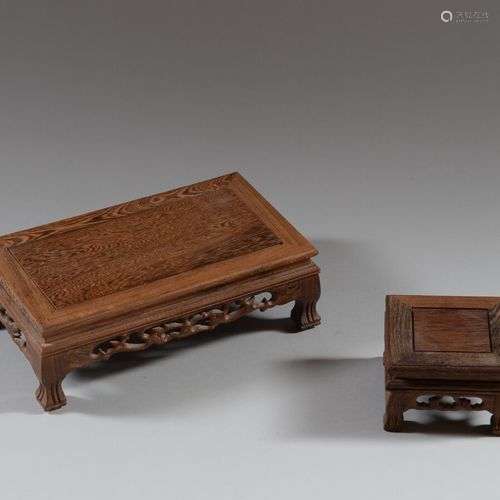 CHINE Deux petites sellettes en bois sculpté. Moderne Haut. ...