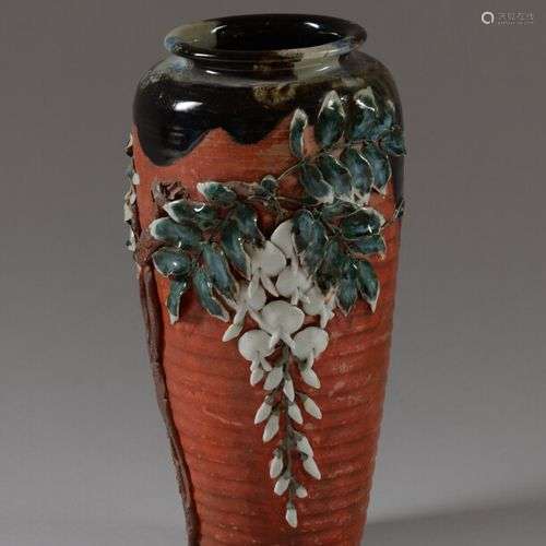 JAPON SUMIDA Vase en grès émaillé polychrome à décor en reli...