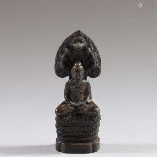 THAILANDE Statue de bouddha assis en padmasana, les mains dh...