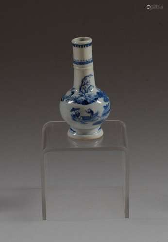 CHINE ? Petit vase bouteille en porcelaine décorée en bleu s...