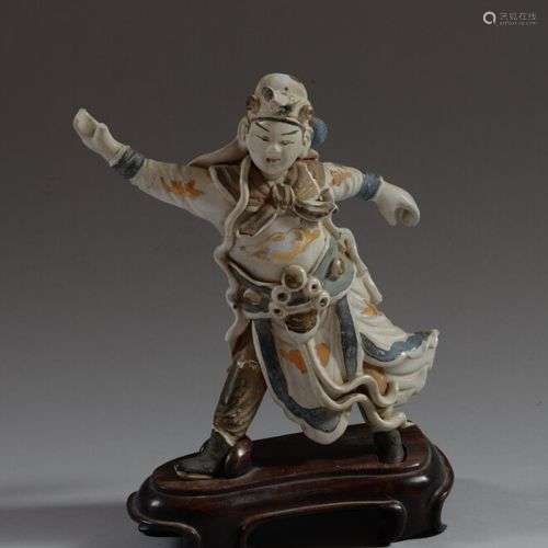 CHINE Statuette en porcelaine représentant un guerrier le br...