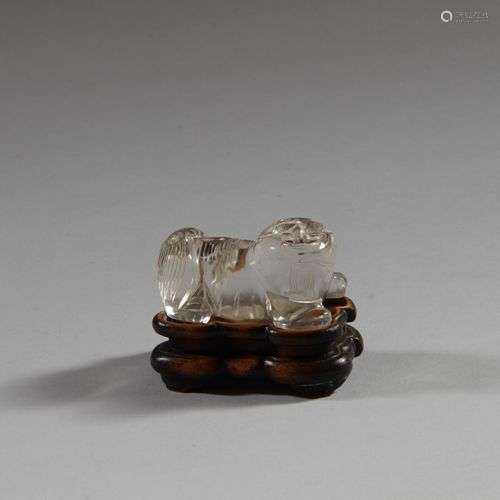 CHINE Petit sujet en verre incolore représentant un lion bou...