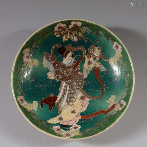 JAPON SATSUMA Coupe en faïence polychrome et or à décor au c...