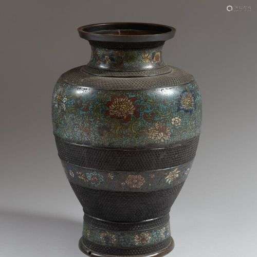 JAPON Grand vase balustre en bronze patiné et émaux cloisonn...