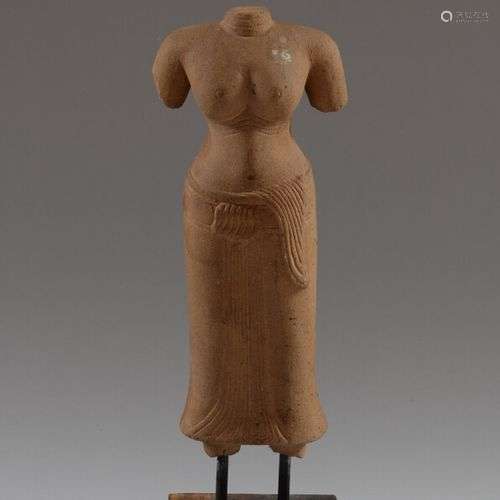 CAMBODGE Statue de femme le torse nue en pierre sculptée. St...