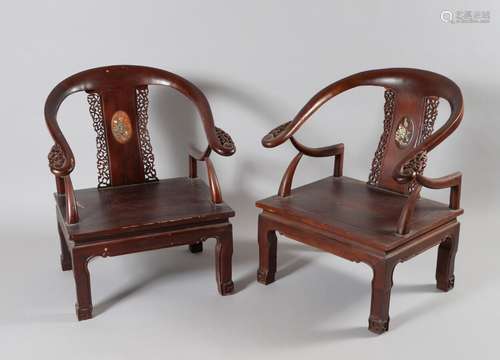 CHINE Paire de grands fauteuils en bois rouge (acajou ?), le...