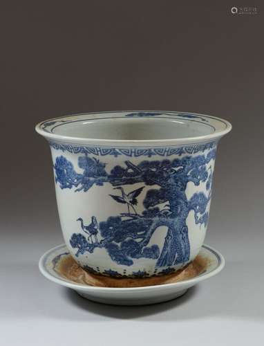 CHINE Cache-pot et son plateau en porcelaine décorée en bleu...