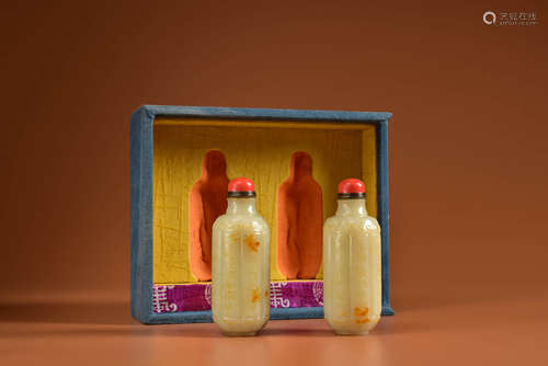 A PAIR OF HETIAN JADE SNUFF BOTTLES WITH INSCRIPTION