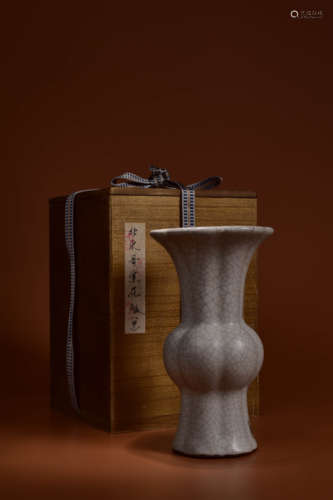 A GE TYPE GU-FORM VASE WITH ORIGINAL WOOD BOX