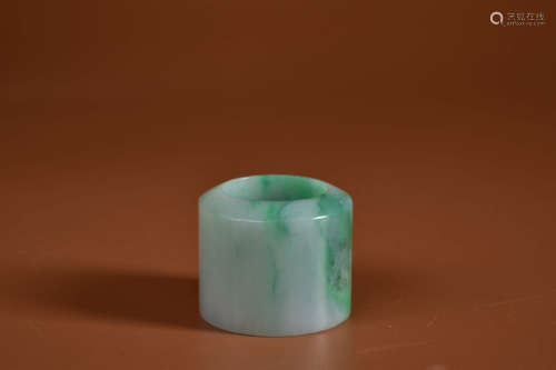 A JADEITE THUMB RING