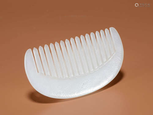 A HETIAN WHITE JADE CARVING OF COMB