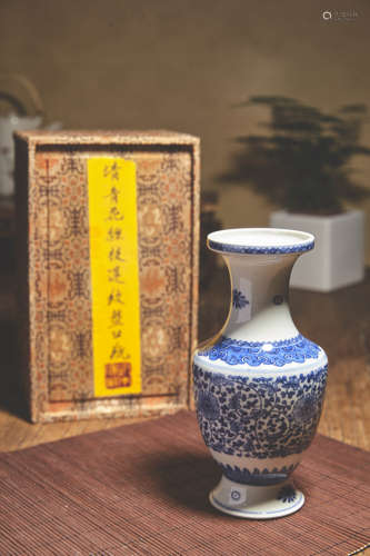 A BLUE AND WHITE LOTUS DISH-TOP VASE