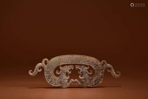 A CARVED JADE KUILONG ORNAMENT HUANG