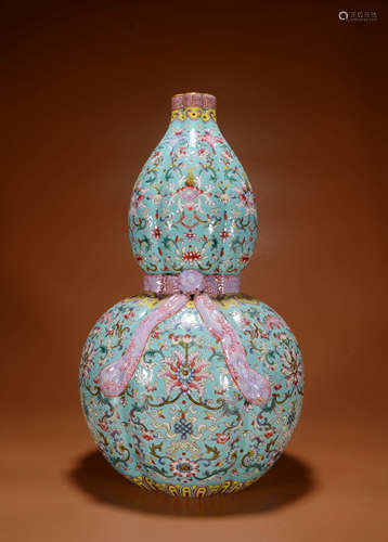 A TURQUOISE-GROUND FAMILLE ROSE GOURD-SHAPED VASE