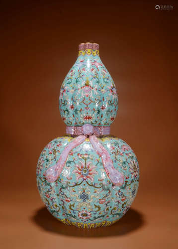 A TURQUOISE-GROUND FAMILLE ROSE GOURD-SHAPED VASE