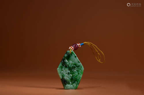 A MOTTLED JADEITE LINGZHI PENDANT