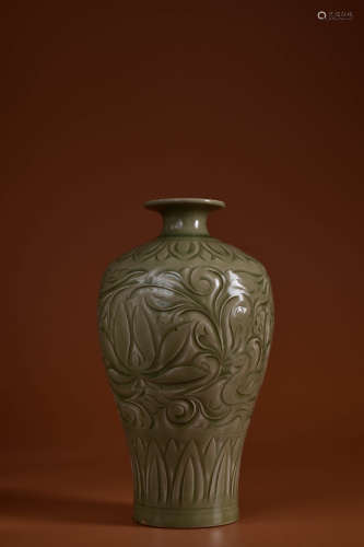 A YAOZHOU KILN INCISED FLOWER MEIPING VASE