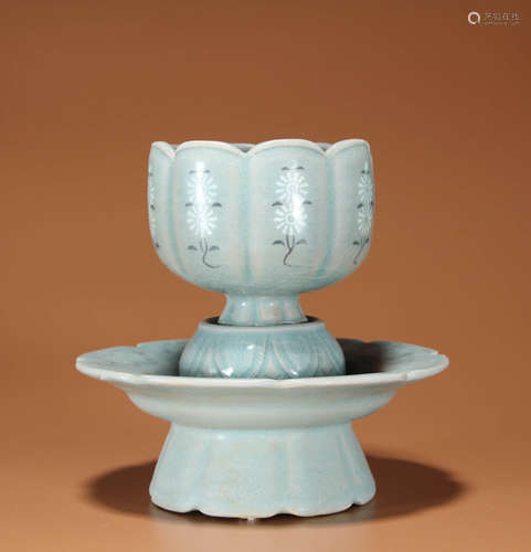 A GAOLI PORCELAIN FLOWER TEA CUP AND STAND