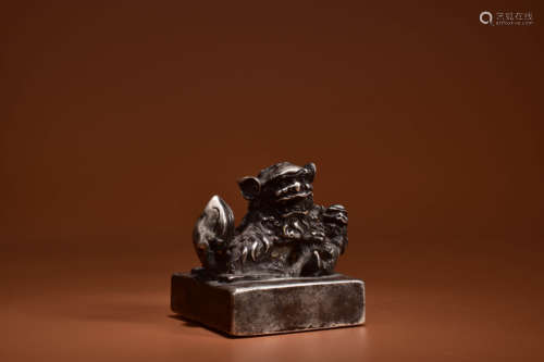 A WHITE BRONZE LION GROUP SEAL