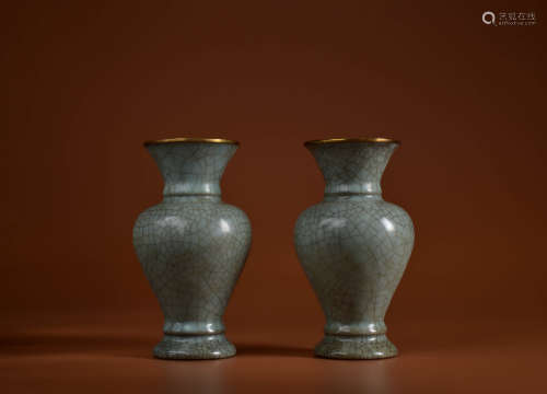 A PAIR OF GUAN TYPE AND GILT INLAYING VASES