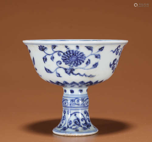 A BLUE AND WHITE FLORAL STEM CUP