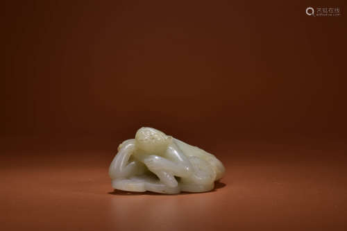 A WHITE JADE CARVING OF MONKEY AND PEACH