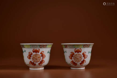 A PAIR OF FAMILLE ROSE BATS CUPS