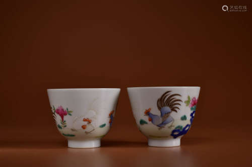 A PAIR OF FAMILLE ROSE ROOSTER CUPS