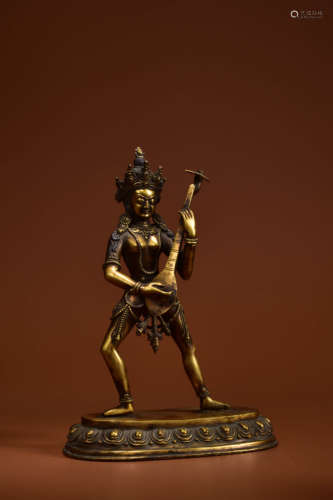 A GILT BRONZE STATUE OF SARASVATI