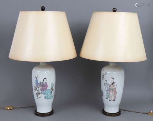 Paar Tischlampen mit Füßen in Form von chinesischen Vasengef...