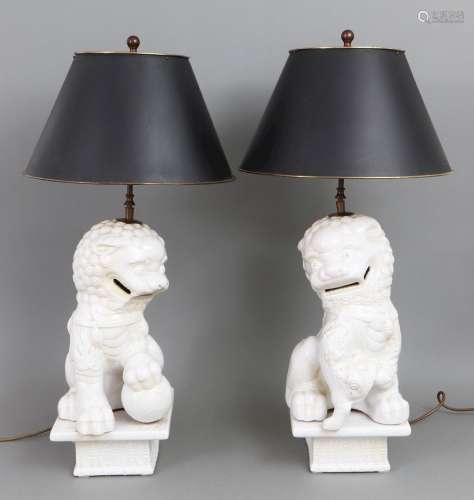 Paar Tischlampen mit Füßen in Form chinesischer Fu-Hunde