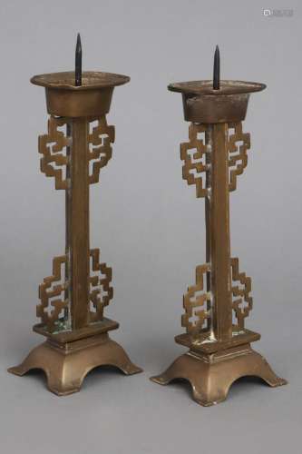 Paar chinesische Messing-Tischleuchter (für Kerzen)