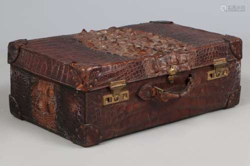Antiker Kroko Koffer, um 1900