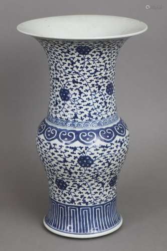 Chinesische Porzellanvase in Gu-Form mit Blaumalerei