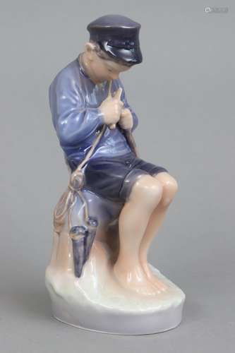 ROYAL COPENHAGEN Porzellanfigur ¨Schnitzender Hirtenjunge¨