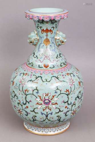 Imposantes chinesisches Vasengefäß mit Emaille-Malerei