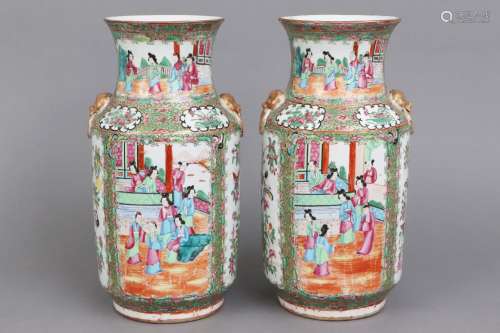 Paar chinesische famille rose Vasen mit Fencai-Malerei