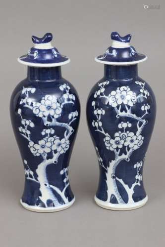 Paar chinesische Deckelvasen mit Prunus Dekor