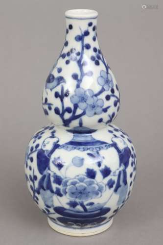 Chinesische Porzellanvase mit Blaumalerei in Doppelkalebasse...