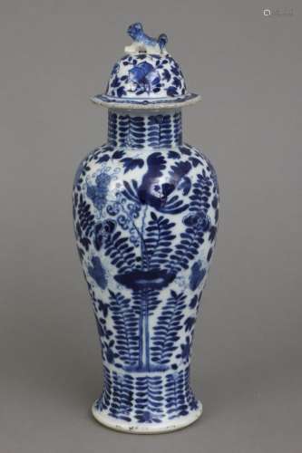 Chinesische Deckelvase mit Blaumalerei