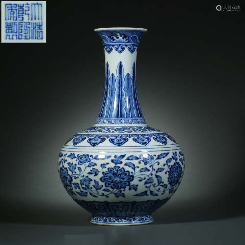 Qing Dynasty,Blue and White Twig Lotus Pattern Bottle