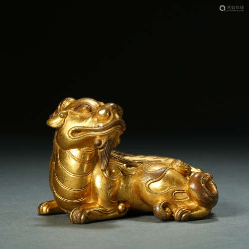 Qing Dynasty,Bronze Gilt Beast Shaped Paperweight