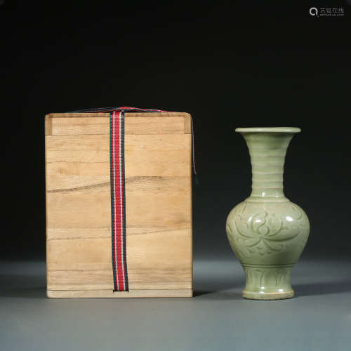 Ming Dynasty,Longquan Kiln Long Neck Bottle