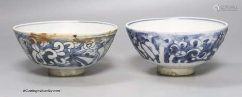 A pair of Chinese blue and white porcelain shipwreck bowls, ...