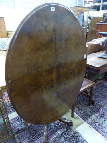 A Victorian walnut oval topped loo table, W.120cm D.88cm H.7...