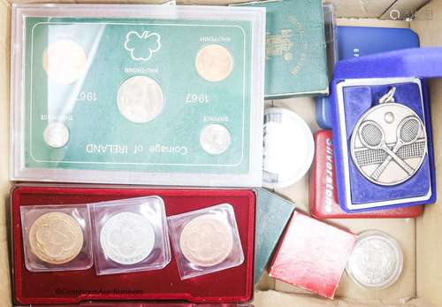 A group of 20th century UK and Commonwealth coins and commem...