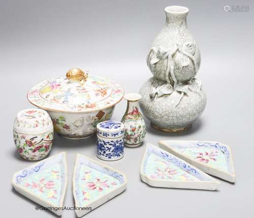 A quantity of mixed Chinese ceramics to include a cracklegla...