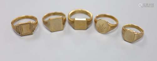 Five assorted modern 9ct gold signet rings, largest size U,2...