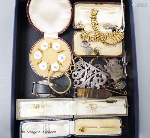 A small quantity of mixed jewellery, including gilt metal br...